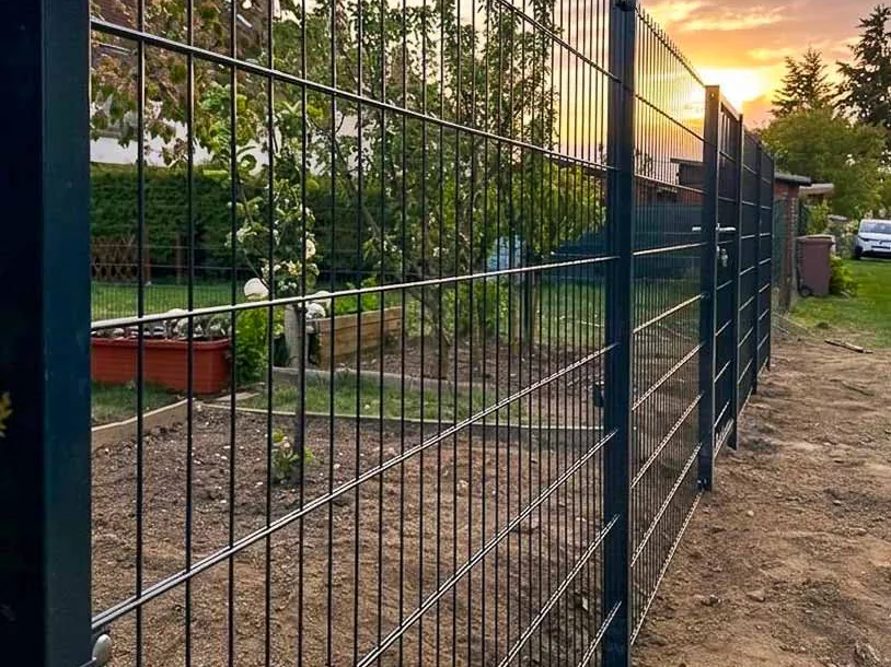 Antracitové jeklové sloupky s 2D plotovými panely, realizace Moravské Budějovice 2026